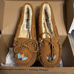 Minnetonka Ayashe Cally Moccasins Beaded Brown Size 9 NIB